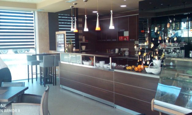 Oglas za posao u “Kafe Ti” u sklopu benzinske crpke Tioil u Kiseljaku