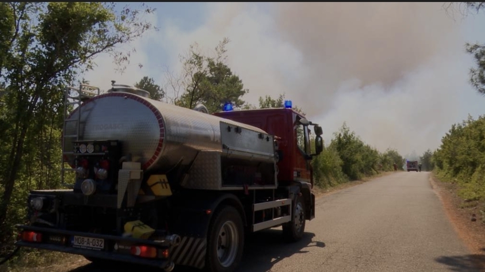 Vatrogasci cijelu noć gasili požar kod Mostara, još uvijek je aktivan