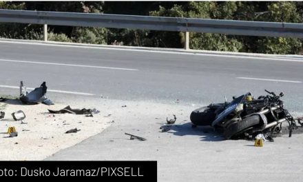 Tragedija na M-17: U sudaru s kombijem poginuo motociklist, promet obustavljen