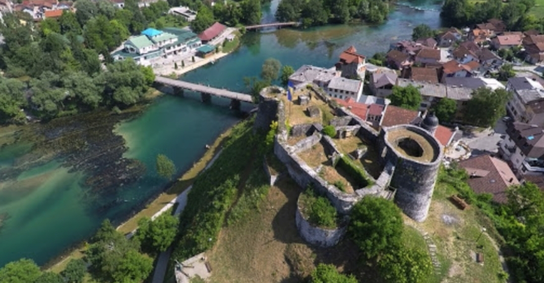 Drama u Krajini: “33-godišnjak pokušao ubiti suprugu (28) pred djetetom”