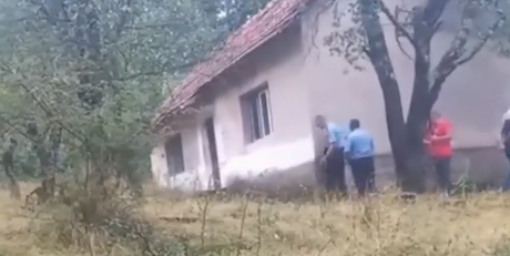 DRAMA U NEVESINJU: Migrant zauzeo napuštenu kuću, pucao na policiju i bacao bombe