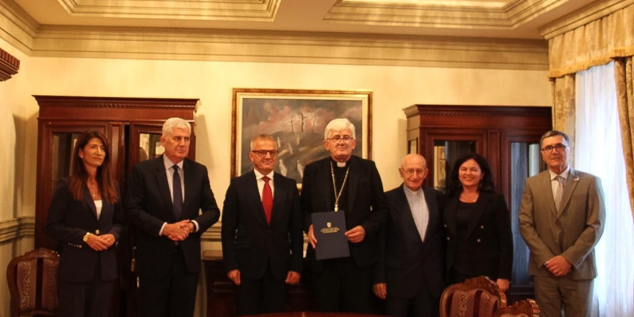Predsjedatelj Doma naroda PS BiH Dragan Čović nazočio svečanom potpisivanju ugovora između Središnjeg državnog ureda za Hrvate izvan RH i Banjalučke biskupije