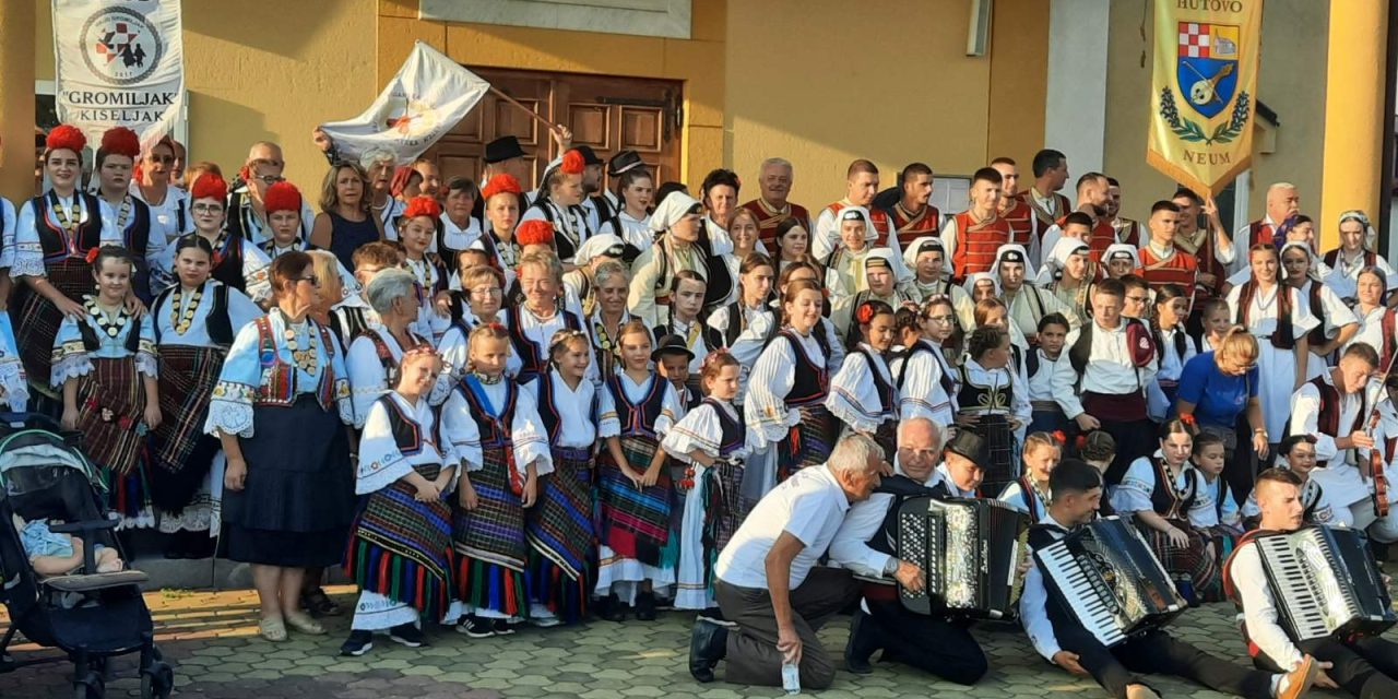 Kiseljačka društva nastupila na 7. Smotri folklora u Novom Selu
