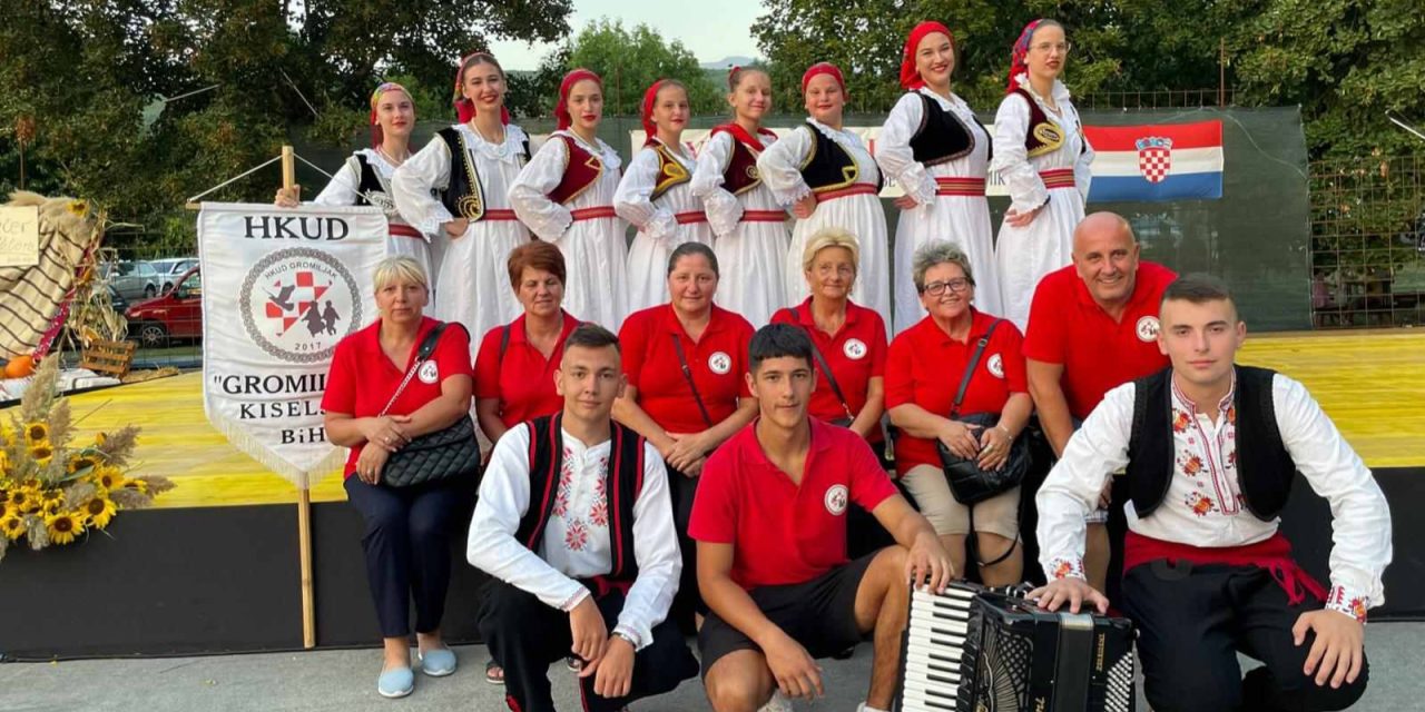 Gala: Članovi HKUD “Gromiljak” nastupili na 14. Večeri folklora ‘Oj, Krenico ‘ko te ne bi pio, kraj tebe me dragi zamirio’