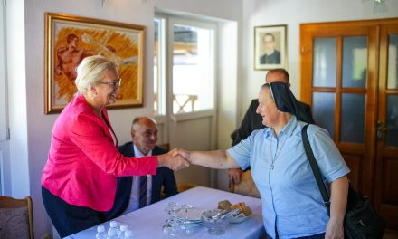 Predsjednica F BiH Lidija Bradara posjetila Glamoč, Bosansko Grahovo i Drvar