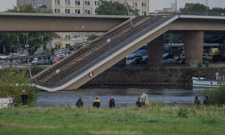Njemačka: Urušio se veliki dio mosta, postoji opasnost da se u potpunosti sruši