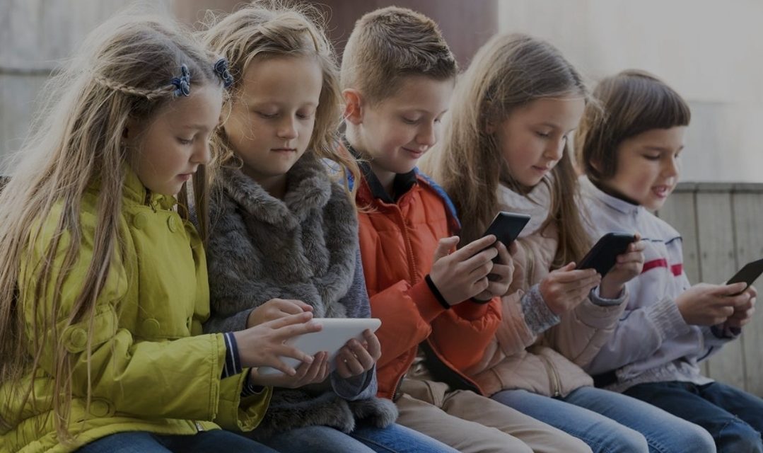 U velikom broju škola u BiH učenicima još uvijek mobiteli dostupni i tijekom nastave