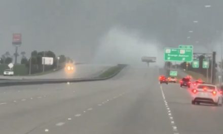Stiglo “oko” uragana. Valovi od 8.5 metara, tornada, poplave, more brutalno raste