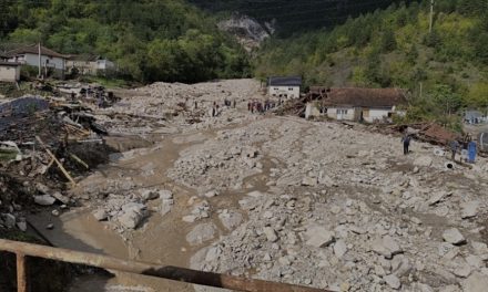 Broj poginulih u poplavama u BiH narastao na 23, traga se za još pet nestalih, iz Hrvatske stiglo 15 stambenih kontenjera