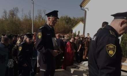 Sahranjen policajac Ozren Maran, koji je ubijen u terorističkom napadu na Policijsku stanicu u Bosanskoj Krupi