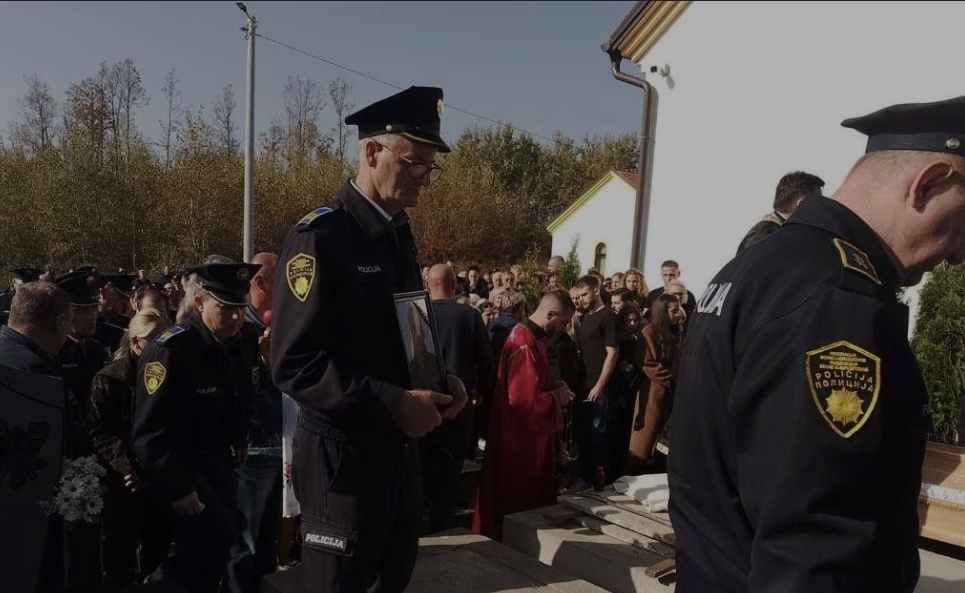 Sahranjen policajac Ozren Maran, koji je ubijen u terorističkom napadu na Policijsku stanicu u Bosanskoj Krupi