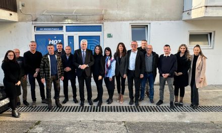 Čović na radnom sastanku s članovima OO HDZ BiH Fojnica: Razgovor o prioritetima nakon razarajućih poplava u BiH
