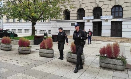 Zatražen jednomjesečni pritvor za 18-godišnjaka koji je osam puta lažno dojavio bombe u školama