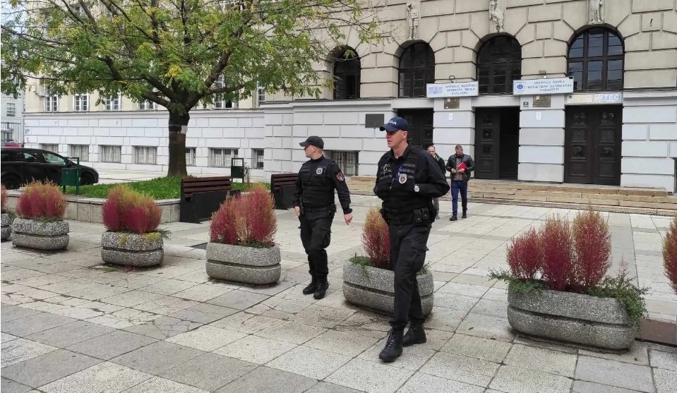 Zatražen jednomjesečni pritvor za 18-godišnjaka koji je osam puta lažno dojavio bombe u školama