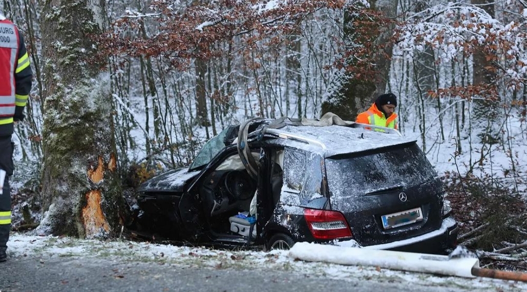 Mlada majka iz BiH vozilom udarila u u stablo i poginula, tijelo izvlačili – vatrogasci