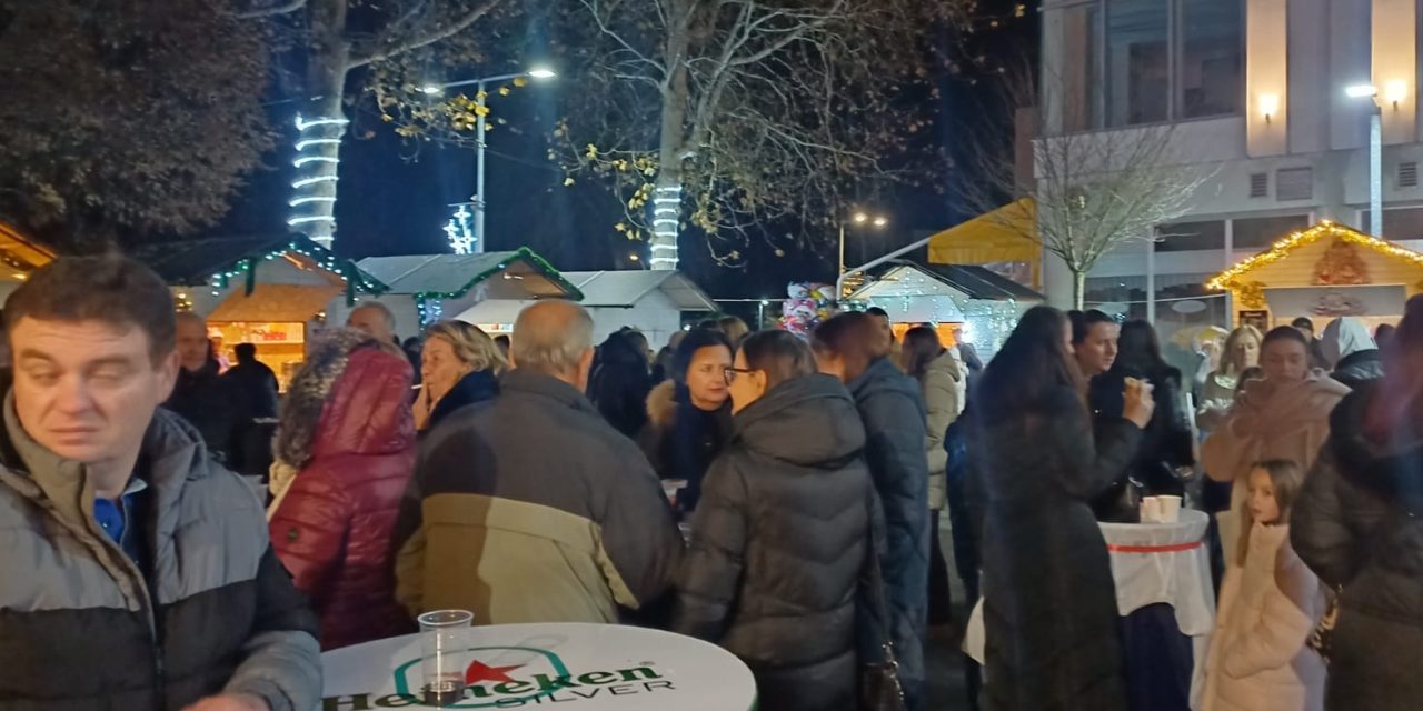 BLAGOSLOVOM ADVENTSKOG VIJENCA I PALJENJEM PRVE SVIJEĆE POČEO JE ADVENT U KISELJAKU, POSJETITELJE OČEKUJU BROJNI SADRŽAJI