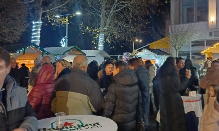 BLAGOSLOVOM ADVENTSKOG VIJENCA I PALJENJEM PRVE SVIJEĆE POČEO JE ADVENT U KISELJAKU, POSJETITELJE OČEKUJU BROJNI SADRŽAJI