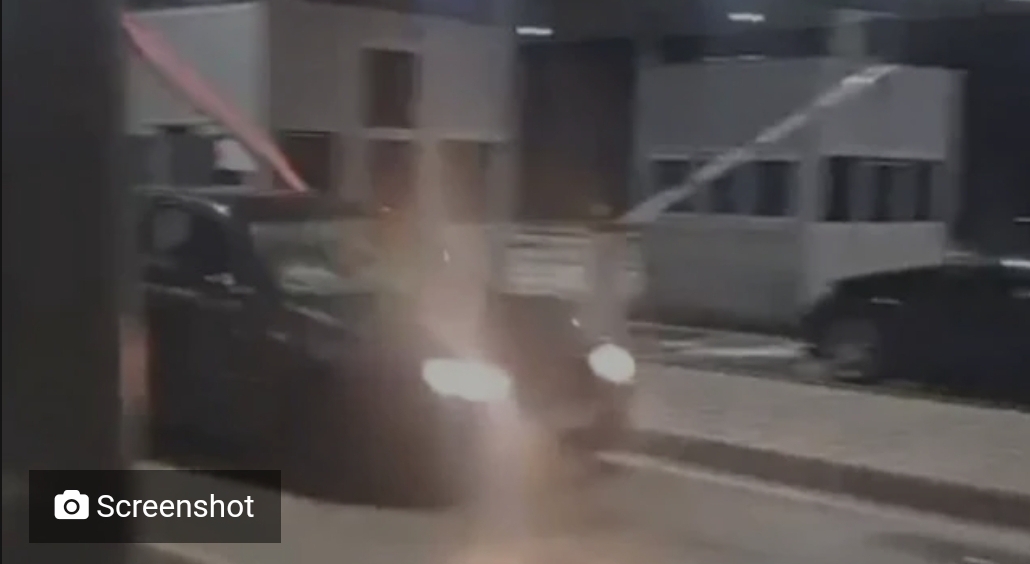 (VIDEO) Golfom probio rampu na prijelazu Kamensko, bježao do Tomislavgrada, zabio se u policijsku blokadu i poginuo