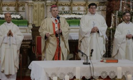 Katedrala Srca Isusova u Sarajevu ispunjena brojnim vjernicima, održana sveta misa Božićnog bdijenja