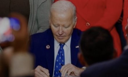 Biden prije odlaska potpisao 50 zakona
