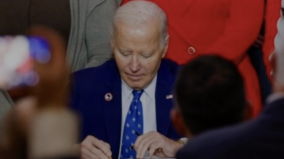 Biden prije odlaska potpisao 50 zakona