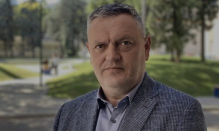 U Bosanskom Grahovu slavili Božić i Badnji dan uz kokarde i mrtvačke glave; VUKADIN: Njima nije do tolerancije i suživota