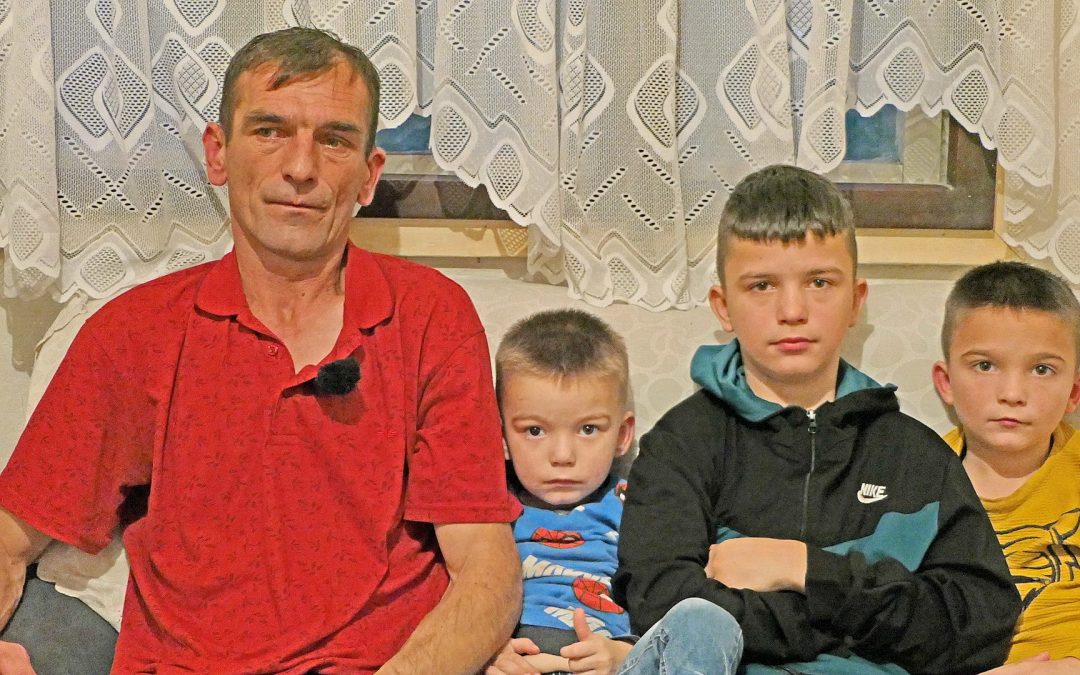 Novi tužan video: Ostavila me sa troje djece i udala se za drugog