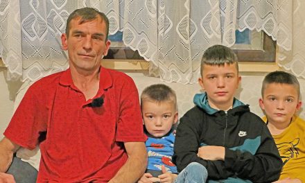 Novi tužan video: Ostavila me sa troje djece i udala se za drugog