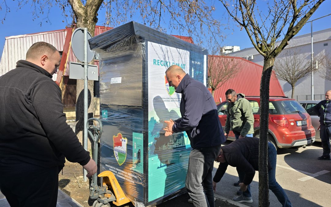 U Kiseljaku postavljen prvi reciklomat za reciklažu plastičnih i staklenih boca i aluminijskih limenki