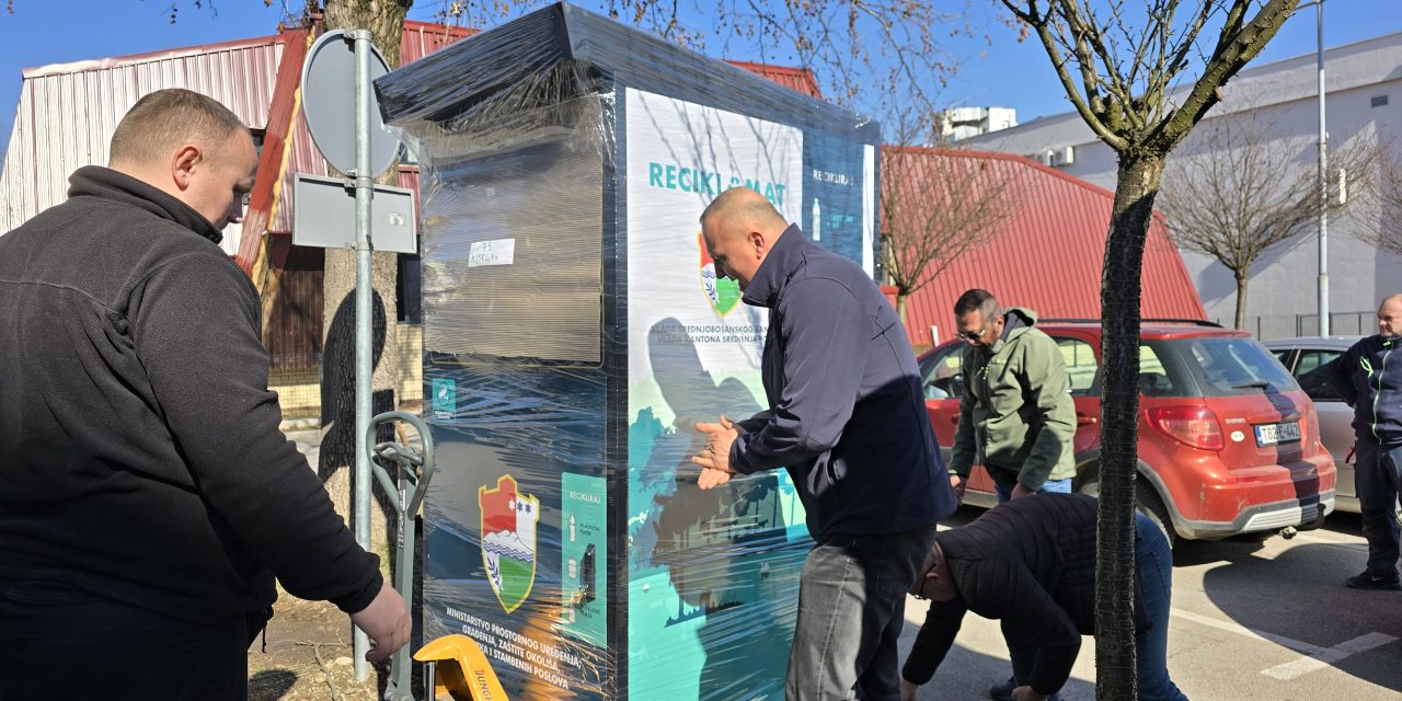 U Kiseljaku postavljen prvi reciklomat za reciklažu plastičnih i staklenih boca i aluminijskih limenki