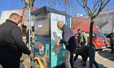 U Kiseljaku postavljen prvi reciklomat za reciklažu plastičnih i staklenih boca i aluminijskih limenki