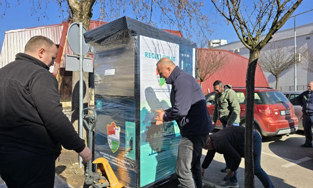 U Kiseljaku postavljen prvi reciklomat za reciklažu plastičnih i staklenih boca i aluminijskih limenki