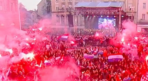 Thompson pjeva Lijepa li si, delirij na Trgu. Neki od rukometaša plaču