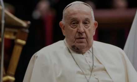 OBJAVA IZ VATIKANA: ‘Papa pati i u kritičnom je stanju‘