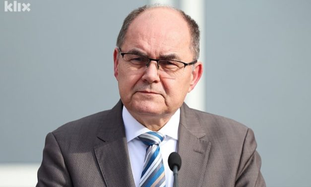 Schmidt poslao poruku građanima: Međunarodna zajednica je budna, BiH nije predmet pregovora
