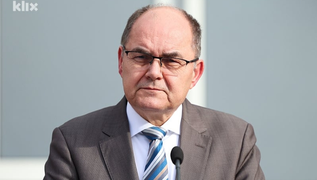 Schmidt poslao poruku građanima: Međunarodna zajednica je budna, BiH nije predmet pregovora
