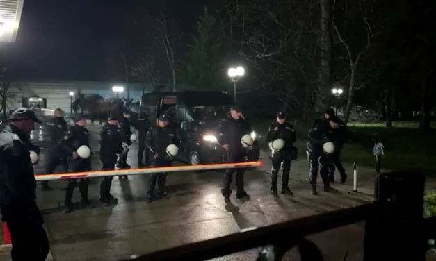Studenti i dalje blokiraju RTS. Ne puštaju radnike u zgradu