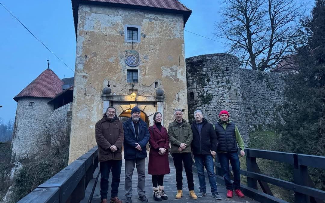 Marko Perković Thompson na Starom gradu Ozlju tijekom veljače i ožujka 2025. godine snimao je spot za pjesmu „Nepročitano pismo“ predstavljen 19. ožujka cijeloj hrvatskoj javnosti