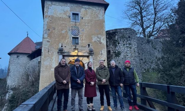 Marko Perković Thompson na Starom gradu Ozlju tijekom veljače i ožujka 2025. godine snimao je spot za pjesmu „Nepročitano pismo“ predstavljen 19. ožujka cijeloj hrvatskoj javnosti