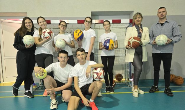 Mrnjavac posjetio OŠ “Brestovsko” i uručio sportsku opremu