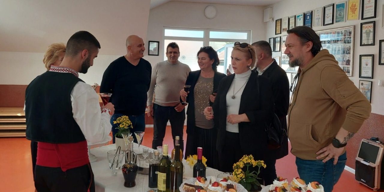Savjetnica Središnjeg državnog ureda za Hrvate izvan Republike Hrvatske, gospođa Žana Ćorić, posjetila HKUD “Gromiljak”