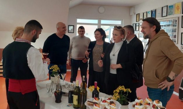 Savjetnica Središnjeg državnog ureda za Hrvate izvan Republike Hrvatske, gospođa Žana Ćorić, posjetila HKUD “Gromiljak”