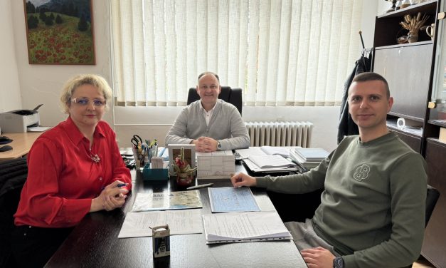 Mrnjavac: Radni sastanak s ravnateljem Osnovne škole “Lepenica” Vladimirom Čolićem i tajnicom Josipom Bilić