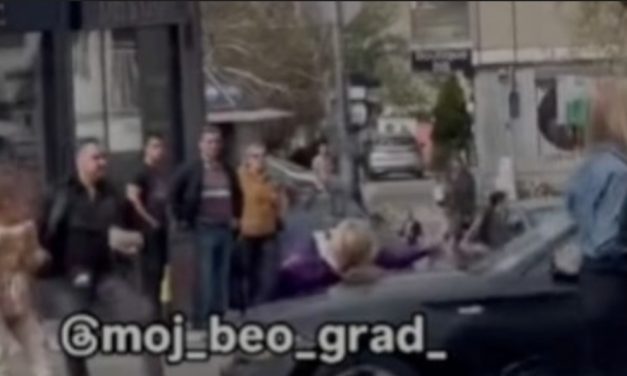 BMW se zabio u prosvjednike u Srbiji, ima ozlijeđenih. Vozač uhićen, pružao otpor
