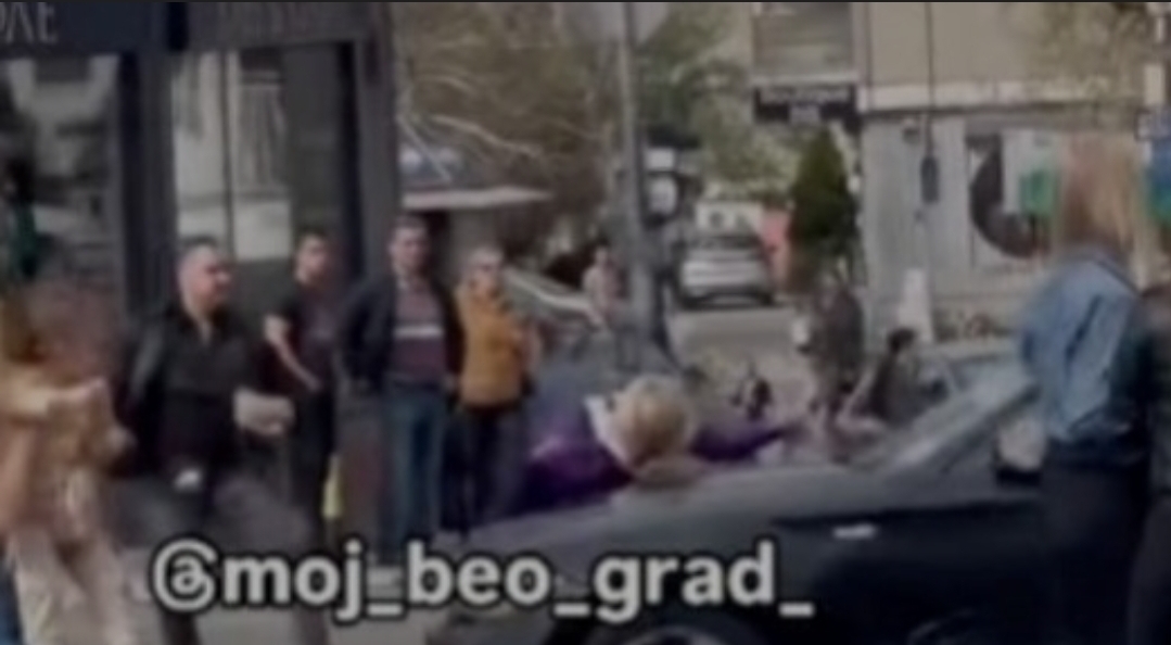 BMW se zabio u prosvjednike u Srbiji, ima ozlijeđenih. Vozač uhićen, pružao otpor