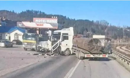 Dvije osobe poginule u sudaru teretnog i putničkog vozila