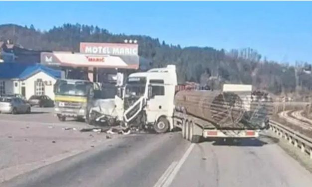 Dvije osobe poginule u sudaru teretnog i putničkog vozila