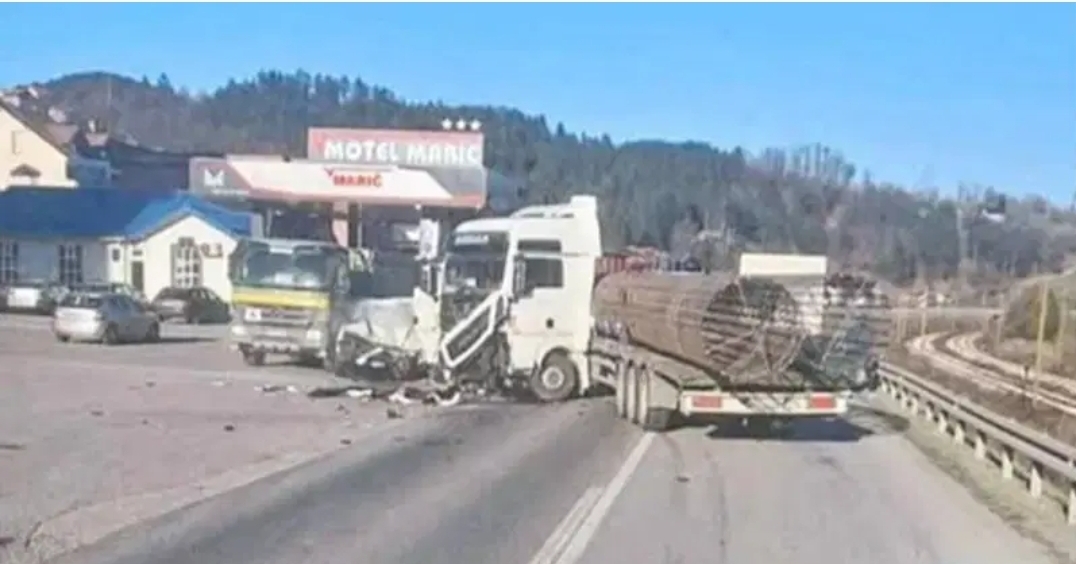 Dvije osobe poginule u sudaru teretnog i putničkog vozila