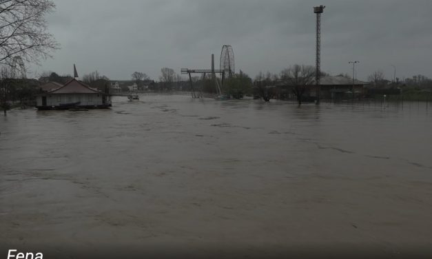 Veliki broj kuća i dalje pod vodom, vatrogasci spasili ženu koja je dva dana bila zarobljena