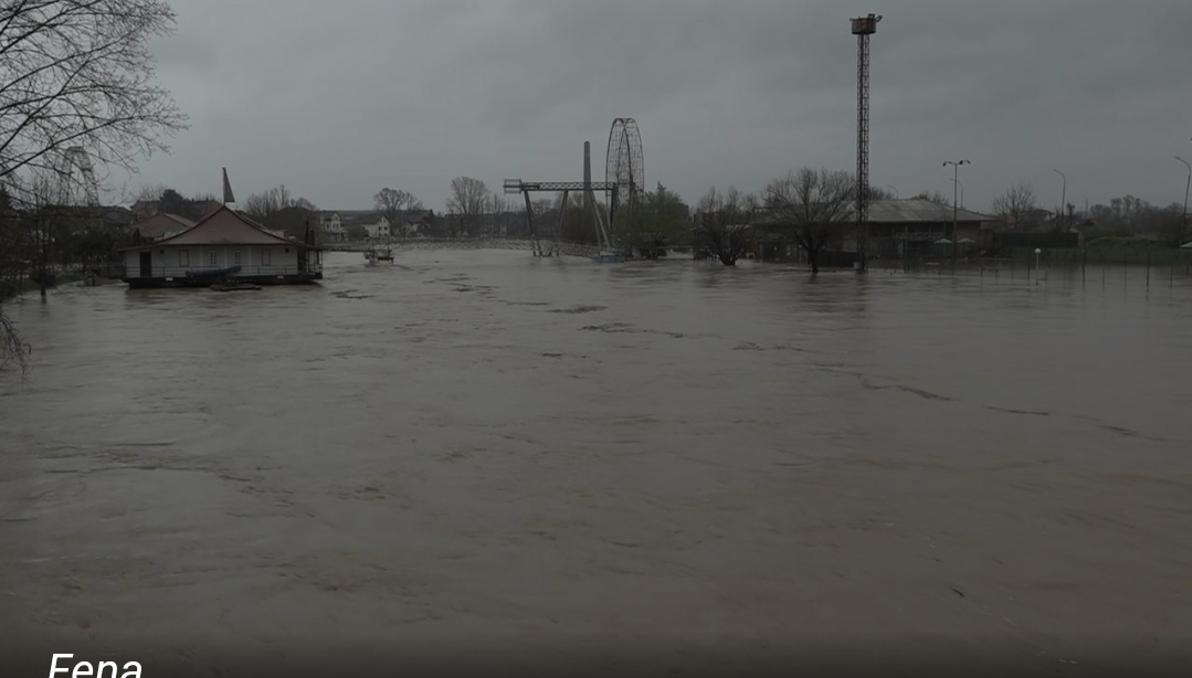 Veliki broj kuća i dalje pod vodom, vatrogasci spasili ženu koja je dva dana bila zarobljena